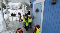 Lapsi kokeilee Muumitalon ovea Naantalin Muumimaailmassa. 