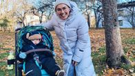 Natalia Salmela ja hänen poikansa ulkoilemassa. 