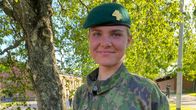Rebecka Storm i försvarsmaktens gröna kläder och grön barett.