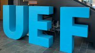 Itä-Suomen yliopiston kirjaimet "UEF" Joensuussa yliopiston aulassa.