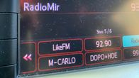 Autoradio, jossa näkyy venäjänkielisiä radioasemien nimiä. 