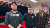 Saku Kummunmäki, Antti Soininen ja Teemu Pietarinen seisovat polvijärveläisessä autotallissa ison punaisen Cadillacin edessä vakavina.