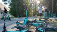Sähköpotkulautoja kumollaan maassa.