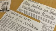 Vanhoista lehtileikkeistä otettujen kopioiden otsikot liittyvät Aku Ankkaan ja sisältävät esimerkiksi kommentteja siitä, miten Aku Ankkaa ei suositella lasten luettavaksi ja maininnan sen julkaisemisesta Kemin kaupungissa.