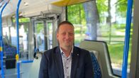 En person sitter inne i en buss. 