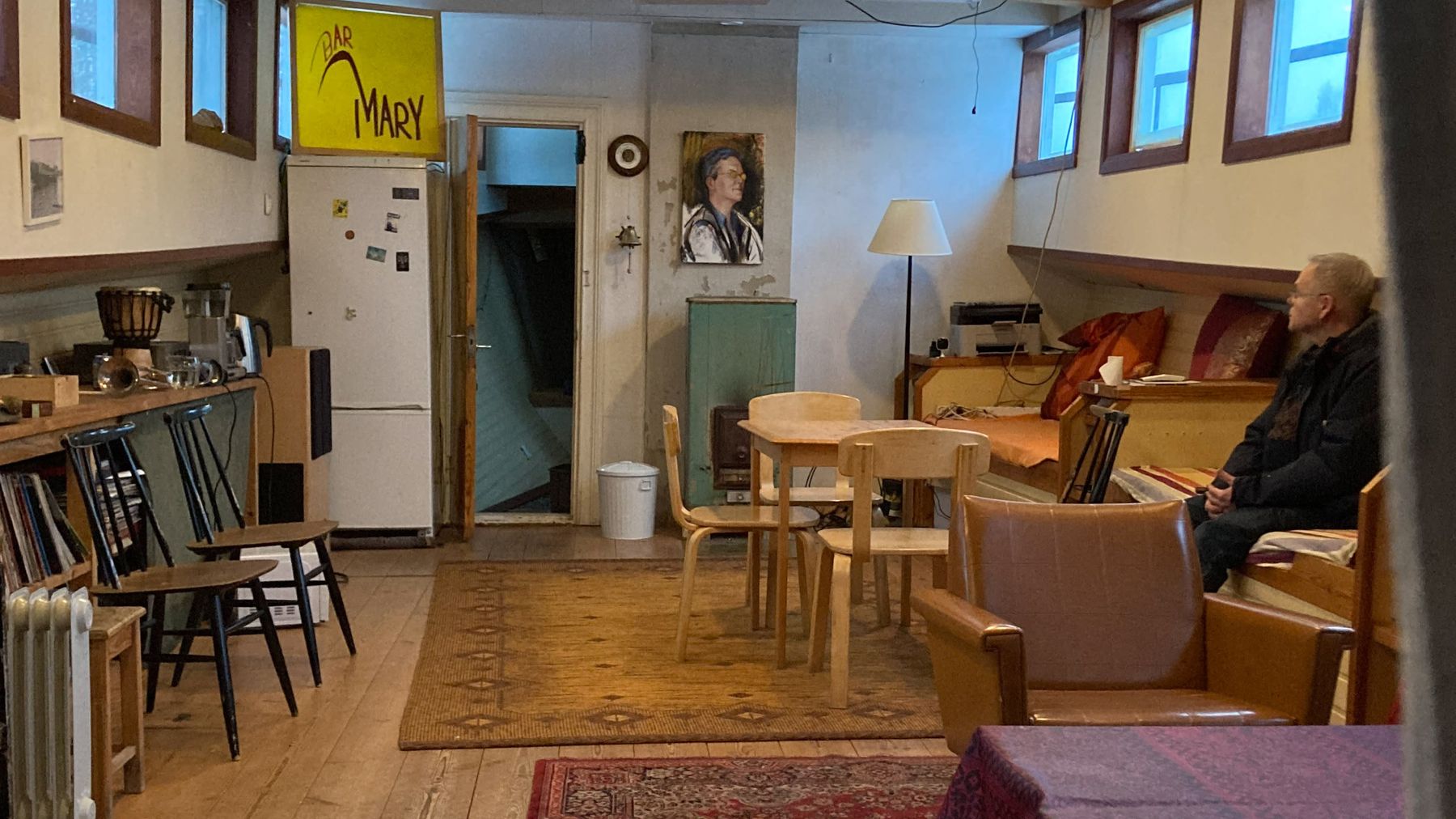 Asuntolaiva Kaunis Veera sisältä. Omistaja Pelle istuu sohvalla.