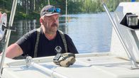 Petteri Tahvanainen veneessä uistelemaan lähdössä.
