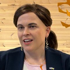 Tiede- ja kulttuuriministeri Mari-Leena Talvitie lähikuvassa.