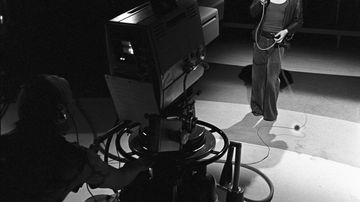 Markku Aro esiintyy televisiokameralle Pop Story -ohjelmassa 1972.