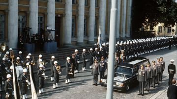 Urho Kekkosen hautajaiset. Presidentti Urho Kekkosen arkku saapuu suurkirkon eteeen.