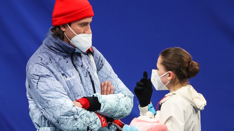 Kamila Valijeva (oik.) ja Venäjän taitoluistelumaajoukkueen lääkäri Filipp Shvetskij juttelivat Pekingin olympialaisissa. 