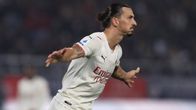 Zlatan Ibrahimovic tuulettaa juosten kädet sivuilla.