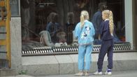 Kaksi tyttöä turkisliikkeen näyteikkunaa katsomassa vuonna 1990.
