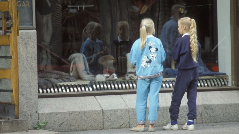 Kaksi tyttöä turkisliikkeen näyteikkunaa katsomassa vuonna 1990.