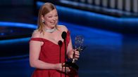 Sarah Snook pitää kädessään Emmy-palkintoa ja nauraa.
