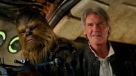 Harrison Fords Han Solo poserar med Chewbacca.