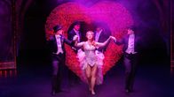 Jennie Storbacka näyttelemässä musikaalissa Moulin Rouge.