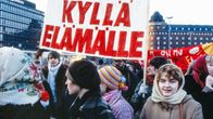 Mielenosoittajia Hakaniemen torilla Helsingissä 1982, banderollissa lukee ei ydinaseille, kyllä elämälle.