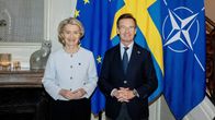 Ursula von der Leyen ja Ulf Kristersson poseeraavat vierekkäin, taustalla Ruotsin, EU:n ja Naton liput.