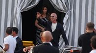 Jeff Bezos ja Lauren Sanches astuvat verhojen takaa veneeseen.
