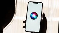 Henkilö käyttää Siri-avustajaa iPhonellaan.