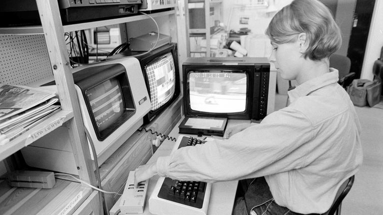 Teksti-TV:n toimitus olympiahuumassa. Elina Alanen tekstittämässä elokuista Kisastudio-lähetystä 1984.