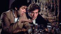 Täyskäsi (California Split), ohjaus Robert Altman. Kuvassa George Segal, Elliott Gould.
