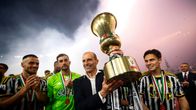 Juventus juhlii Italian cupin mestaruutta. Pokaalin kanssa päävalmentaja Massimiliano Allegri.
