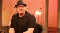 Arttu Wiskari katsoo kameraan.