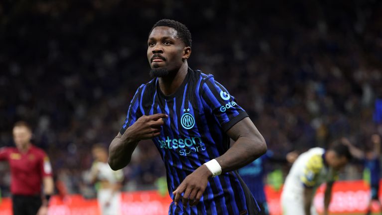 Interin Marcus Thuram juhli avauspuoliajan lisäajan 1-0-maalia Parman verkkoon 3.5.2026. 