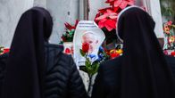 Toppatakkiset nunnat katselevat alttaria, jolle on tuotu paavi Franciskuksen kuvia ja kukkia.