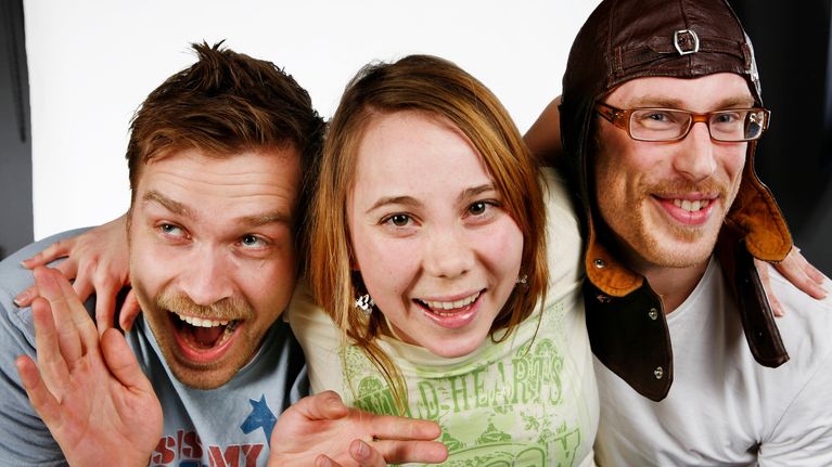 Magnus, Carina och Petski. Ser glada ut. Kramas. Petski har en flygarmössa på sig. 