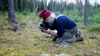 Markku Lehmuskallio kuvaamassa Askolan Kopinkalliolla.