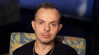 Dan "Uniikki" Tolppanen Ylen Mediapoliksen studiossa, Anne Flinkkilän haastattelussa kuvattuna.