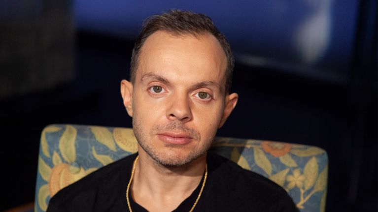 Dan "Uniikki" Tolppanen Ylen Mediapoliksen studiossa, Anne Flinkkilän haastattelussa kuvattuna.