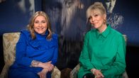Juontaja Jenni Pääskysaari ja kouluttaja Laura Hakanen istuvat vierekkäisissä tuoleissa Flinkkilä&Kellomäki -ohjelman tv-studiossa Tampereella.