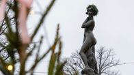 Havis amanda patsas, jonka päässä havuseppele. Etualalla joulukuusen oksia.