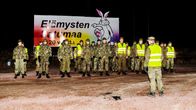 Kello 22 varusmiehet saapuivat ja leiriytyivät parin kilometrin päähän Turuntien lähelle Lohjan Kasvihuoneilmiön pihalle.