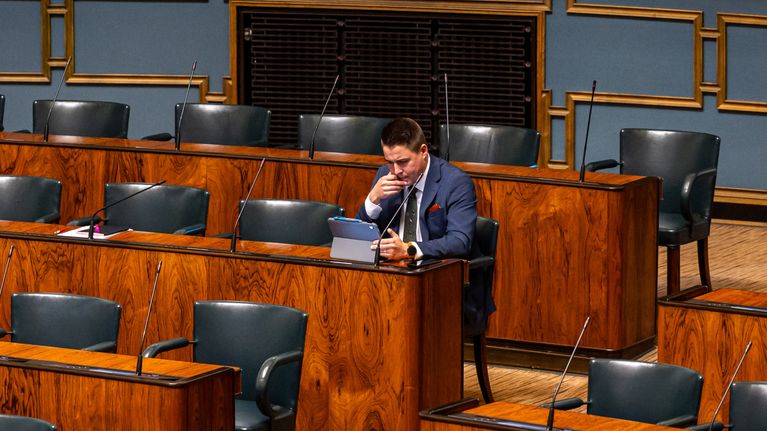 Riksdagsledamot Christoffer Ingo följer med en remissdebatt i riksdagen.