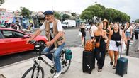 Turisteja saapuu Splitin kaupunkiin matkalaukkujen kanssa.