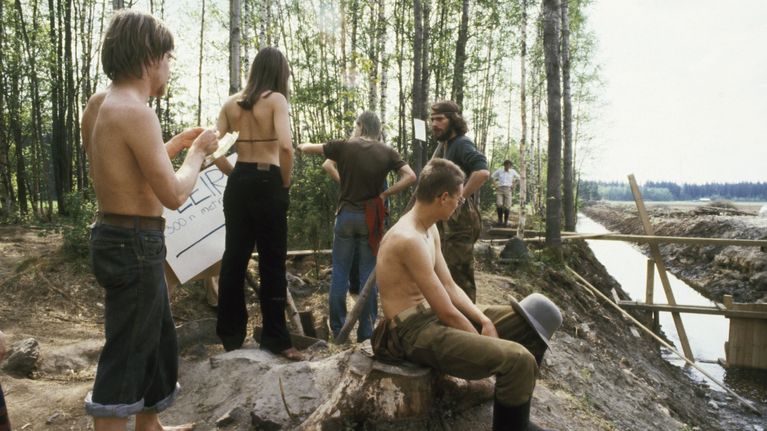 Ihmisiä Koijärven laskuojan rannalla 