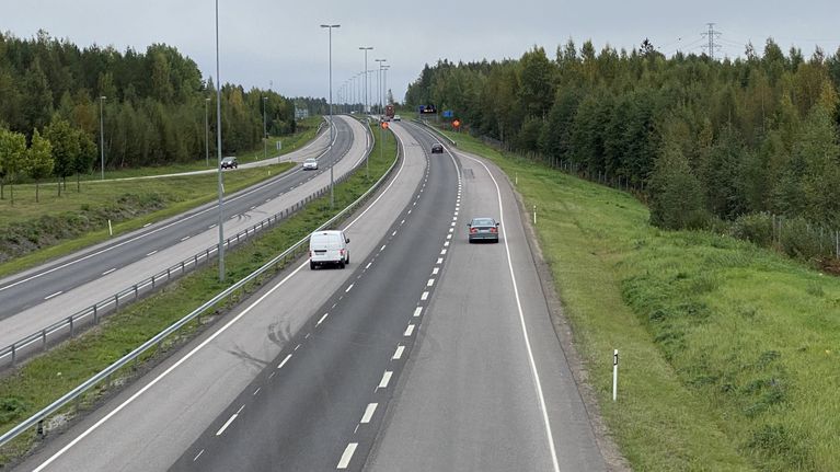 Moottoritie, jossa auto on kiihdyskaistalla ja toinen auto moottoritien vasemmalla kaistalla. 