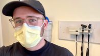 Seattlessa asuva Ian Haydon oli yksi Moderna-rokotteen testiryhmään kuulunut henkilö. Kuvassa hän käy terveysasemalla rokotettavana kehitteellä olevalla koronarokotteella.