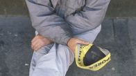  Köyhä mies istuu maassa kerjäämässä rahaa lippalakkiinsa (1991)