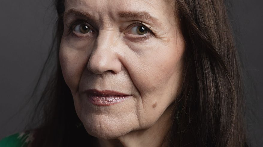 Riitta Havukaisen potretti. havukainen katsoo hieman sivukarein kohti kameraa. Ilme neutraali.