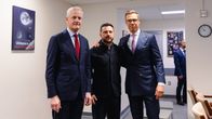 Jonas Gahr Støre, Volodymyr Zelenskyi ja Alexander Stubb poseeraavat kuvaajille.