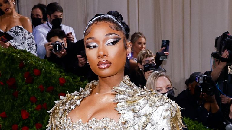 Megan Thee Stallion höyhenvaikutteisessa kimalleasussa.