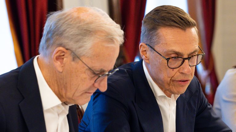  Jonas Gahr Støre ja Alexander Stubb pöydän ääressä.