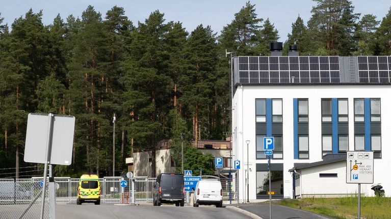 Ambulanssi Nammon Vihtavuoren tehtaan alueella.