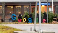 Googlen kirjaimet Haminan palvelinkeskuksen vastaanottorakennuksen pihalla.